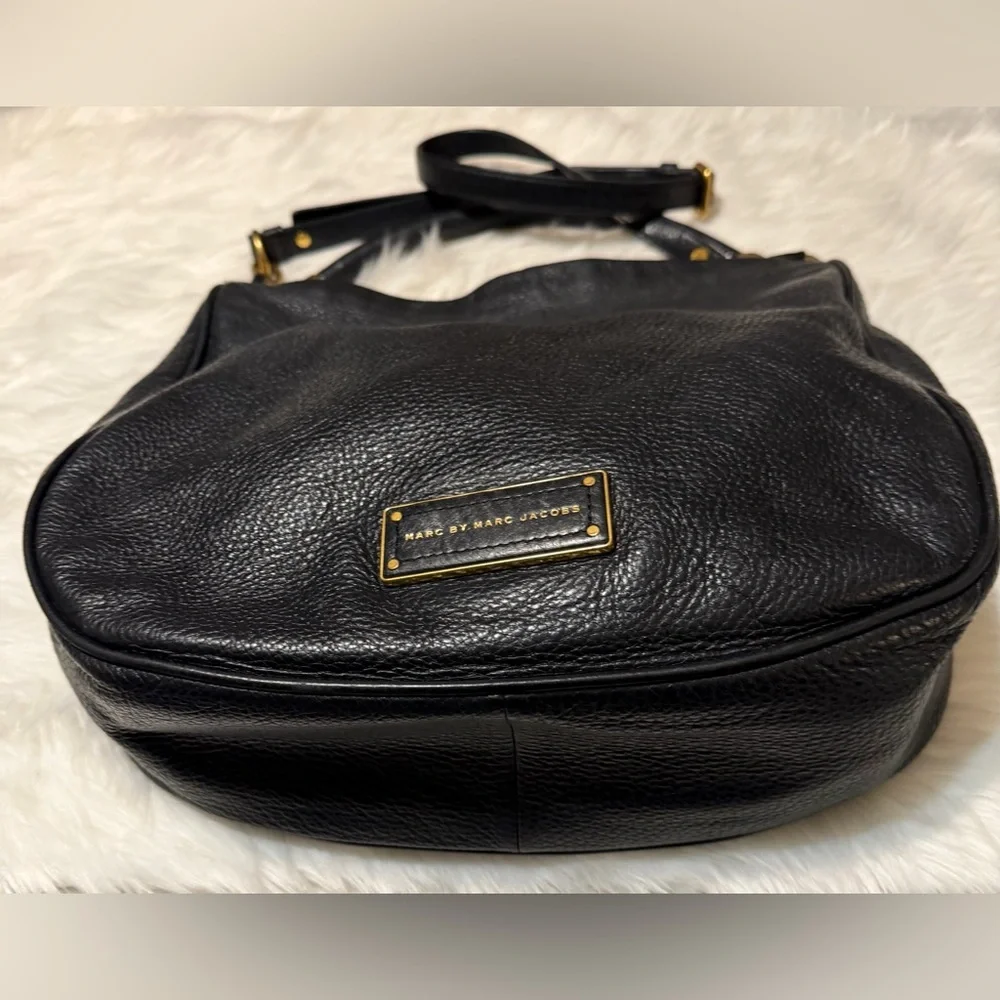 Marc Jacobs Hobo Black Pebbled Leather Bag with Gold Hardware - Picture 4 of 13